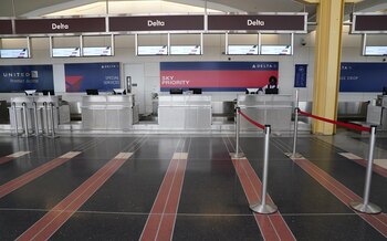 Los aeropuertos de Estados Unidos, mayormente vacíos como consecuencia de la pandemia de coronavirus. Foto: REUTERS/Kevin Lamarque