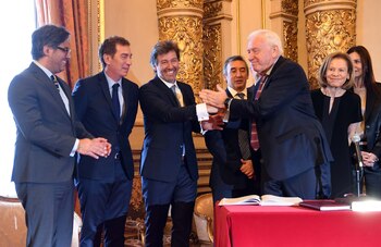 Juan Mahiques recibe el saludo