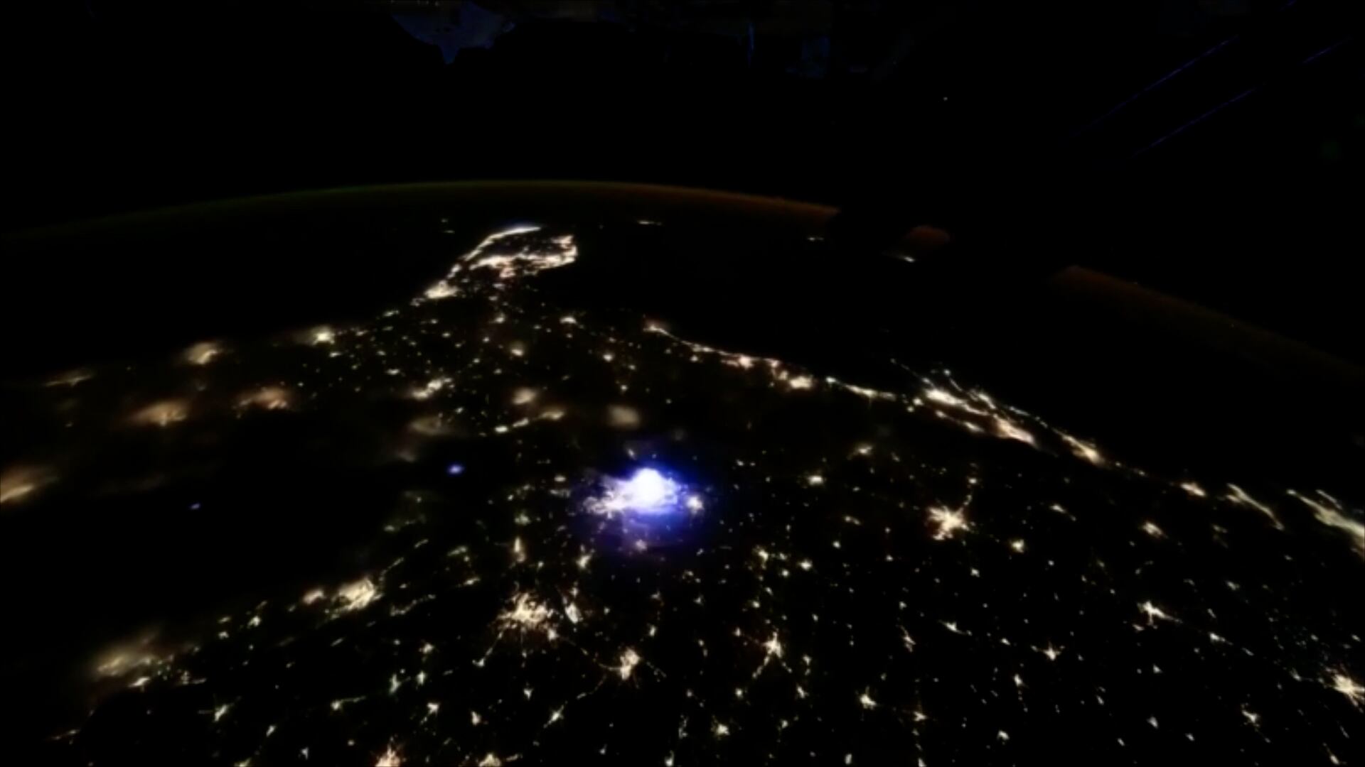 La NASA utiliza observaciones desde la EEI para complementar el monitoreo meteorológico automatizado.