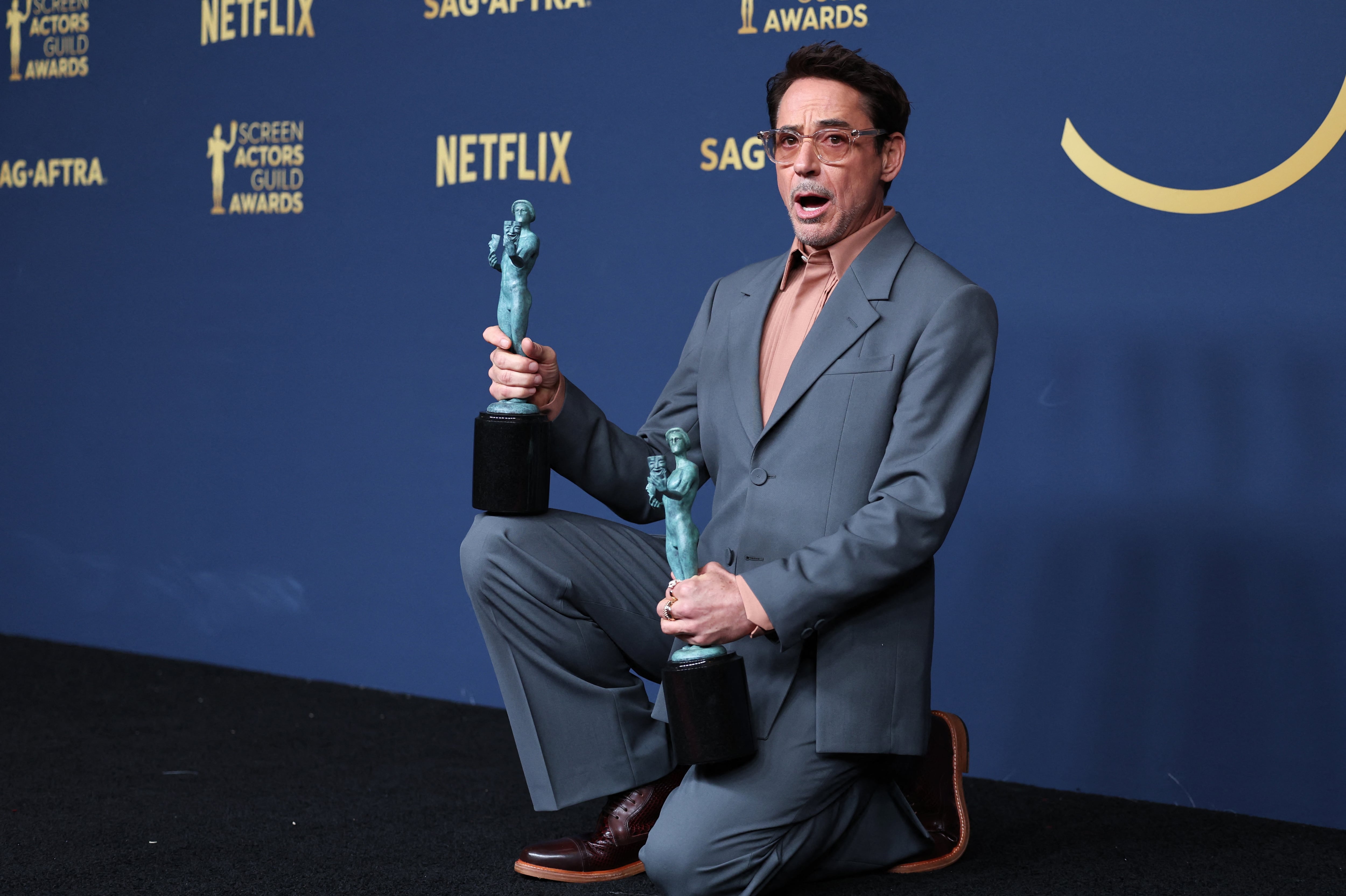 Traje gris azulado de corte recto y camisa beige abotonada en la entrega de los premios SAG (REUTERS/Mike Blake)