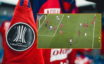 Jugada revisada por el VAR al minuto 95 en el partido de Copa Libertadores entre Independiente Medellín y Nacional de Uruguay