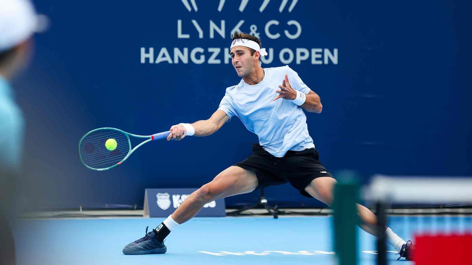 Tomás Etcheverry se clasificó para los cuartos de final del ATP de Hangzhou al vencer al australiano Rinky Hijikata (Foto: ATP Tour)