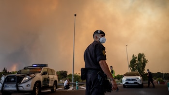 Ordenan el desalojo de otros dos municipios por el fuego, que se dirige a El Escorial