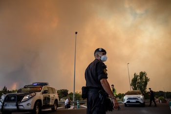 Vista de la humareda causada por el incendio forestal en Cenicientos, Madrid, este viernes. Los fuegos originados en Almorox (Toledo) y San Martín de Valdeiglesias (Madrid) se han fusionado en un solo frente que ha obligado a desalojar otros tres municipios del suroeste madrileño y que avanza sin control con unas condiciones climáticas muy desfavorables.- EFE/ Daniel González