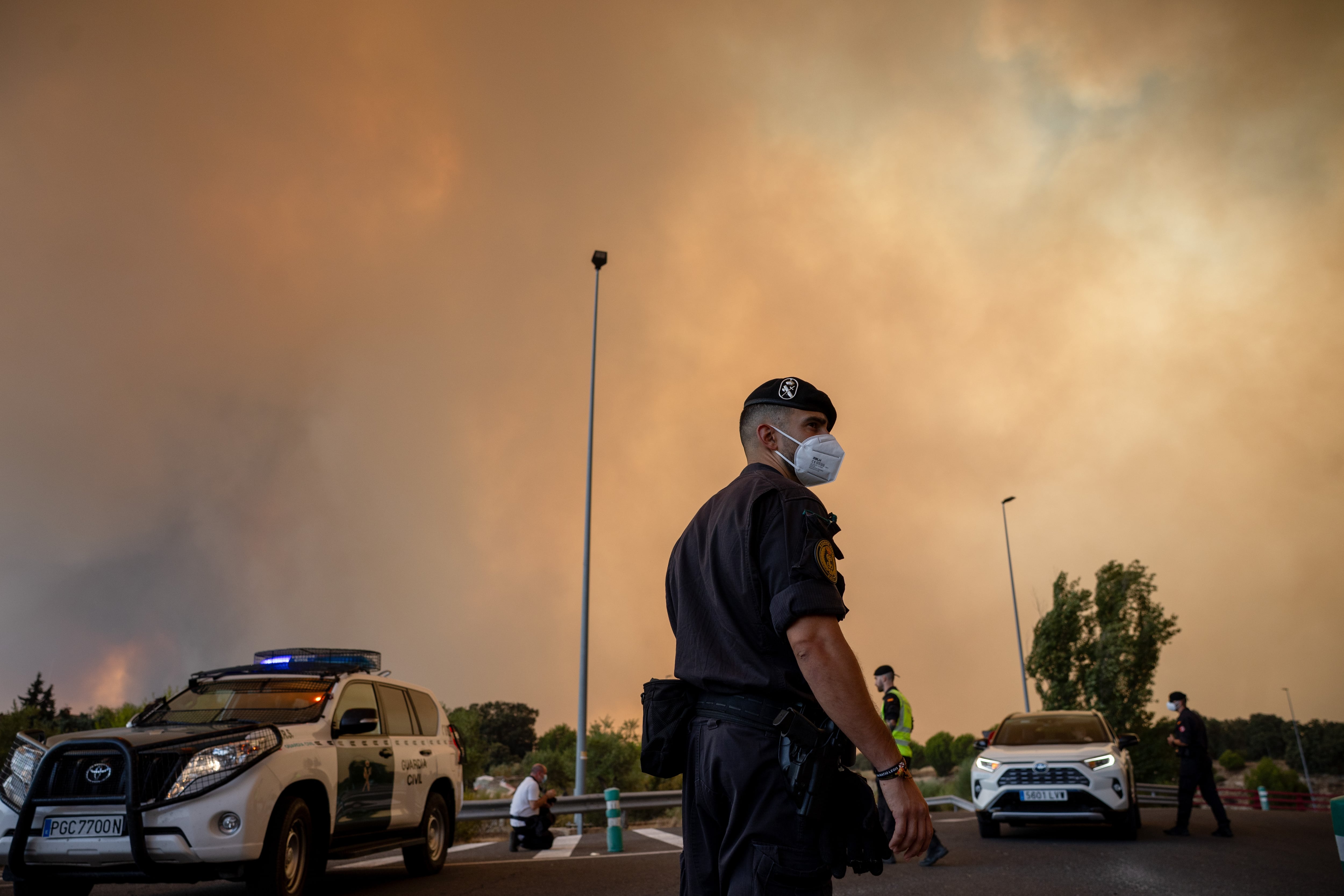 Ordenan el desalojo de otros dos municipios por el fuego, que se dirige a El Escorial