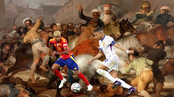 Dos futbolistas masculinos, uno con camiseta roja y otro con camiseta blanca, disputan un balón sobre un fondo de pintura clásica con jinetes y personas.
