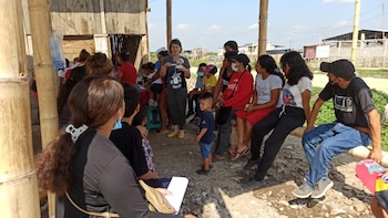 Los funcionarios de salud visitan