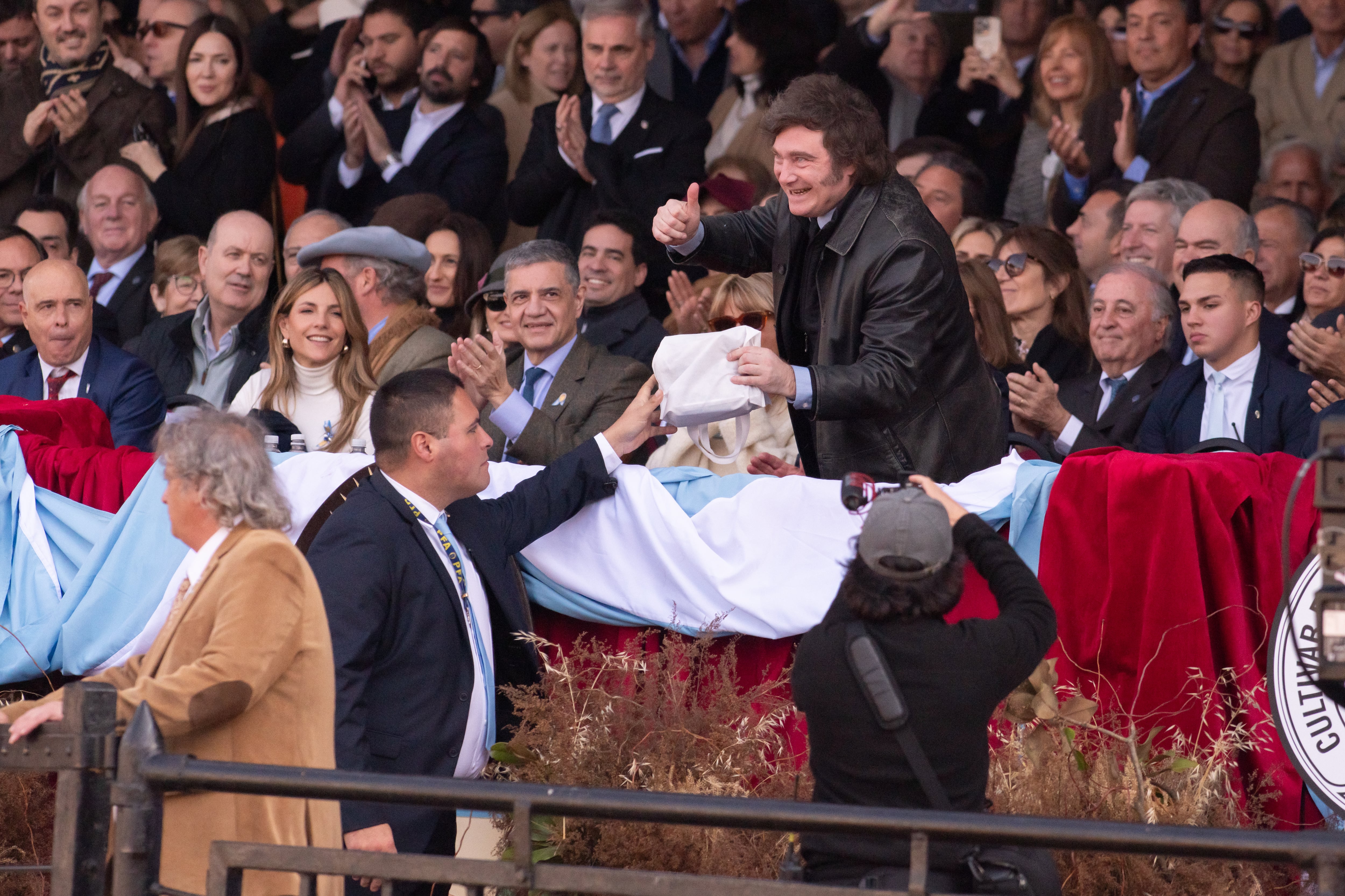 Milei fue recibido con un efusivo abrazo por el presidente de la Sociedad Rural, Nicolás Pino