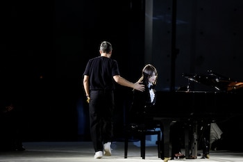 El diseñador belga-italiano Anthony Vaccarello aparece en la pasarela junto a la actriz y música francesa Charlotte Gainsbourg tras el desfile de su colección prêt-à-porter masculina Otoño/Invierno 2023-2024 para la casa de moda Saint Laurent, en el marco de la Semana de la Moda Masculina de París, Francia, el 17 de enero de 2023 (REUTERS/Benoit Tessier)