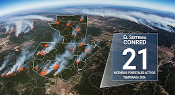Vista aérea del mapa de Guatemala con 21 incendios forestales activos visibles como puntos rojos y columnas de humo. Un recuadro indica datos de CONRED.