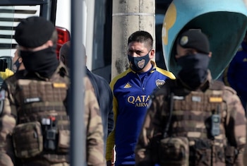 Foto de archivo de un miembro de la delegación de Boca Juniors sabandonando una comisaría tras los incidentes luego de la eliminacipon en la Copa Libertadores ante Atletico Mineiro en Belo Horizonte
Juy 21, 2021. REUTERS/Washington Alves