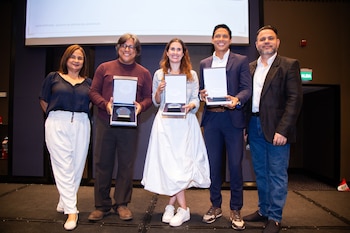 En la ceremonia de Inter Artis Perú, Norka Ramírez, Emilram Cossío, Andrés Vílchez, y los actores de Luz de Luna recibieron distinciones en representación de Del Barrio Producciones.