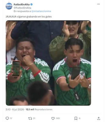 Dos hombres con camisetas verdes de fútbol y expresiones de frustración sujetan teléfonos. Detrás, una mujer con expresión similar