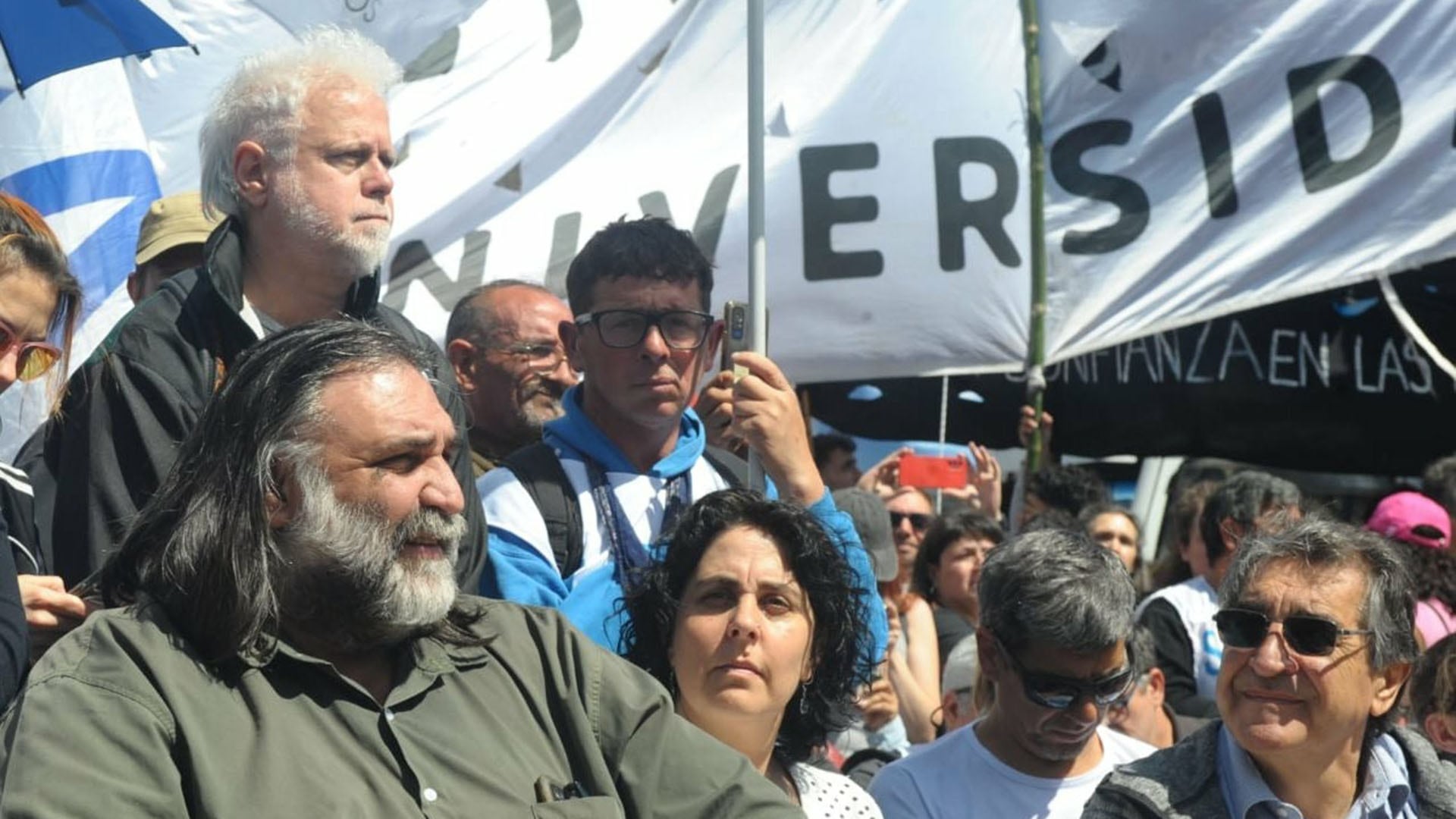 La Federación de Educadores Bonaerenses (FEB) impulsó inicialmente la medida, y luego se sumó el Sindicato Unificado de Trabajadores de la Educación de Buenos Aires (Suteba), conducido por Roberto Baradel