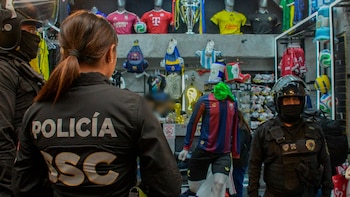 Falsificaciones de marcas internacionales son decomisadas en Tepito: el valor de las mercancías supera los 1.9 millones de pesos