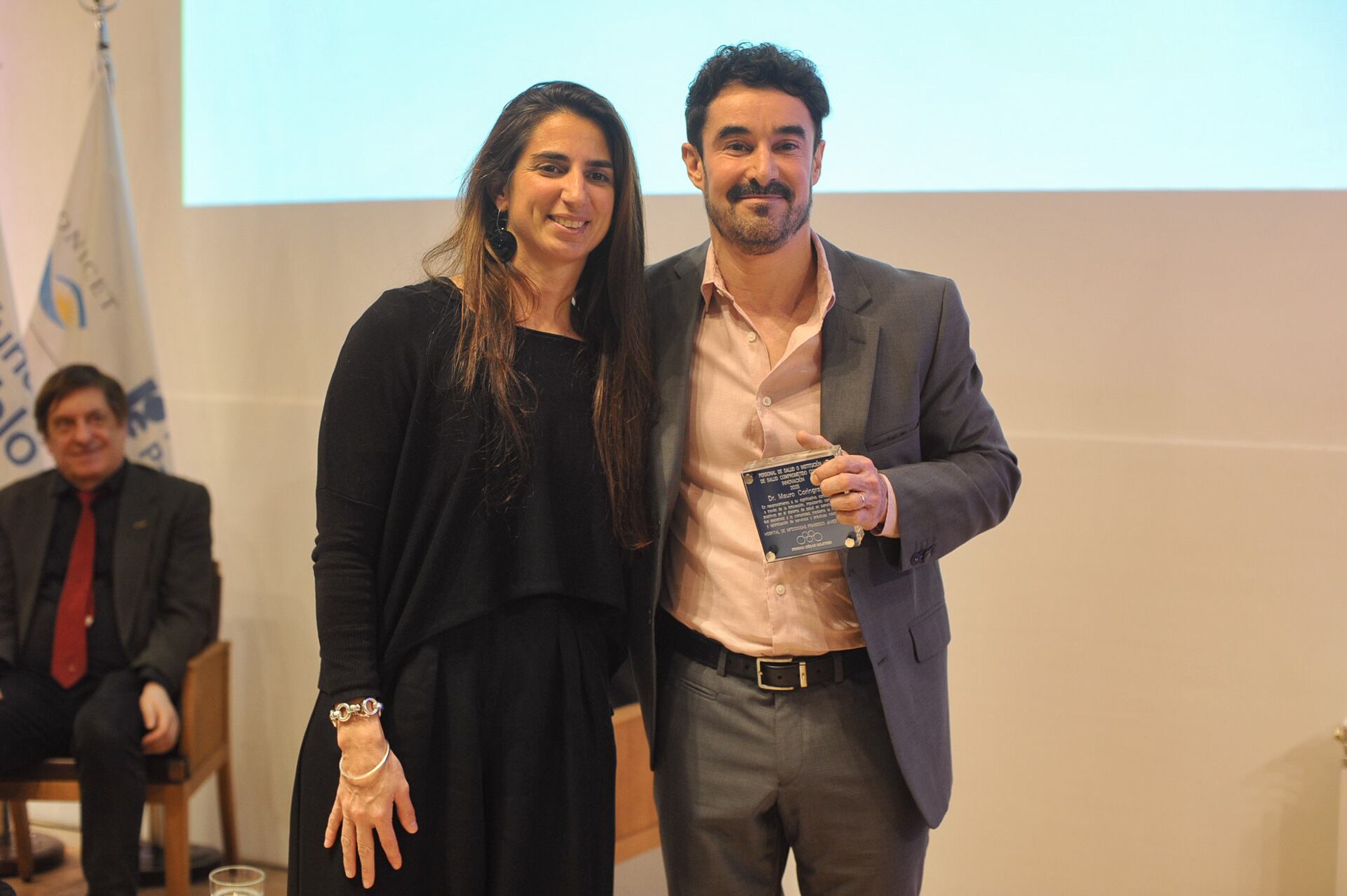 El Dr. Mauro Coringrato junto a Solange Cassará, directora de la Fundación Cassará