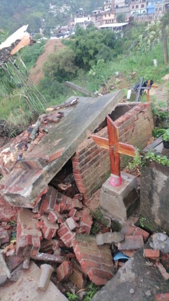 Algunas tumbas sufrieron daños estructurales