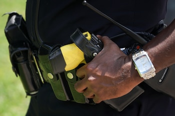 Las autoridades confirmaron que la pesquisa detectó el uso de una Taser durante el episodio bajo análisis (REUTERS/Elijah Nouvelage)