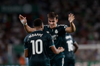 Carlos Espí y Mbappé. (EFE/ Kai Forsterling)