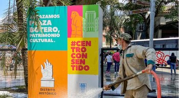 Las vallas antirrobo en la Plaza de Botero en Medellín, fueron robadas. Foto: Alcaldía de Medellín