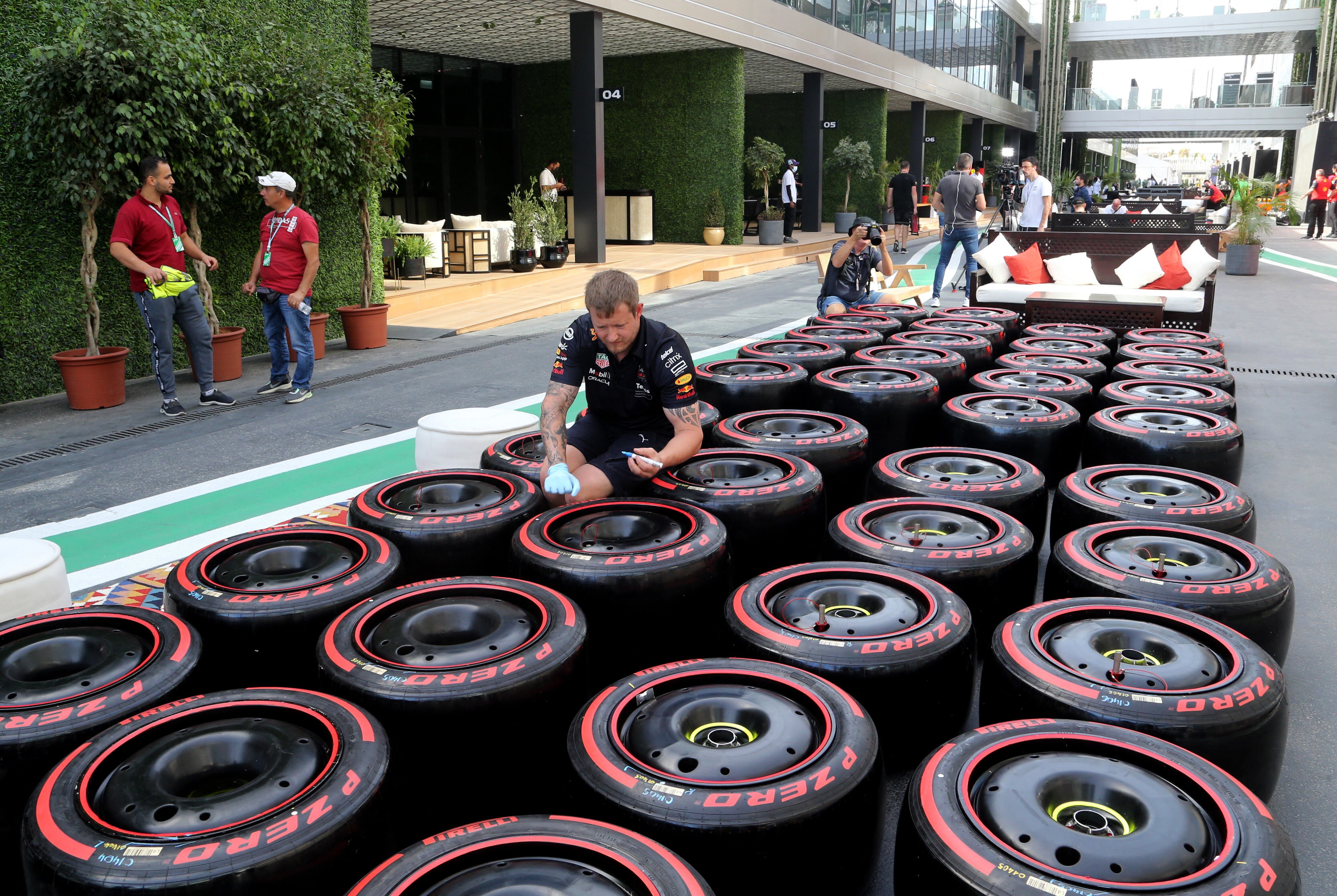 Las escuderías están obligadas a llevar 13 juegos de neumáticos secos a un Gran Premio, a los cuales se agregan cuatro intermedios y tres de lluvia extrema (REUTERS/Ahmed Yosri)