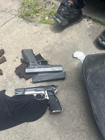 Durante el operativo en Pedro Brand, la Policía Nacional ocupó una Jeep, dos pistolas y varios pasamontañas que serán incorporados como evidencias en la investigación./ (Redes Diego Pesqueira)