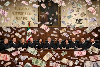 Diez ministros del Pleno de la SCJN sentados en una mesa de madera oscura, con billetes de pesos mexicanos de varias denominaciones cayendo en la sala.