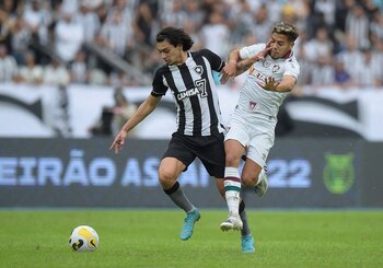 Matheus Nascimento, del Botafogo, en acción con Nonato, del Fluminense, durante el Campeonato Brasileño en el Estadio Nilton Santos, Río de Janeiro, Brasil - 26 de junio de 2022. REUTERS/Alexandre Loureiro
