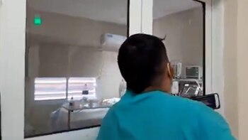 Ivo Corbalán parado frente a