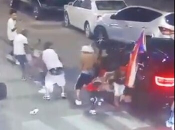 La mujer está luchando por