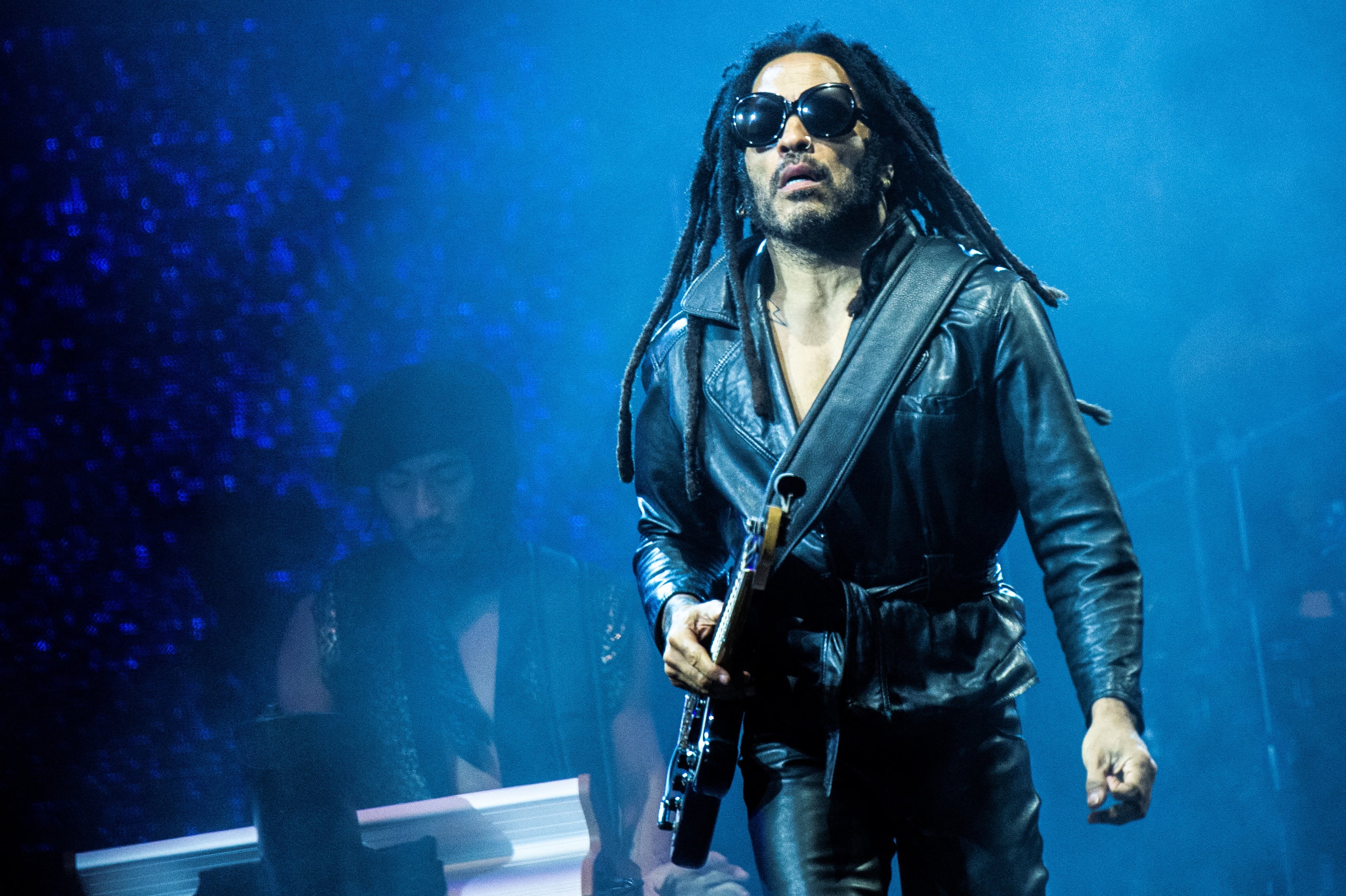 Kravitz destaca la importancia del equilibrio emocional y la mente despejada antes de salir al escenario durante sus conciertos internacionales (REUTERS)