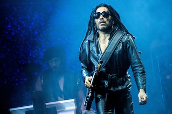 Kravitz destaca la importancia del equilibrio emocional y la mente despejada antes de salir al escenario durante sus conciertos internacionales (REUTERS)