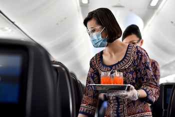 Este aeropuerto maneja decenas de millones de pasajeros al año y es clave para el comercio y el turismo en la región. REUTERS/Caroline Chia/File Photo