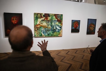 Dos hombres miran las obras