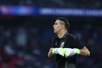 Dibu Martínez lució la bandera