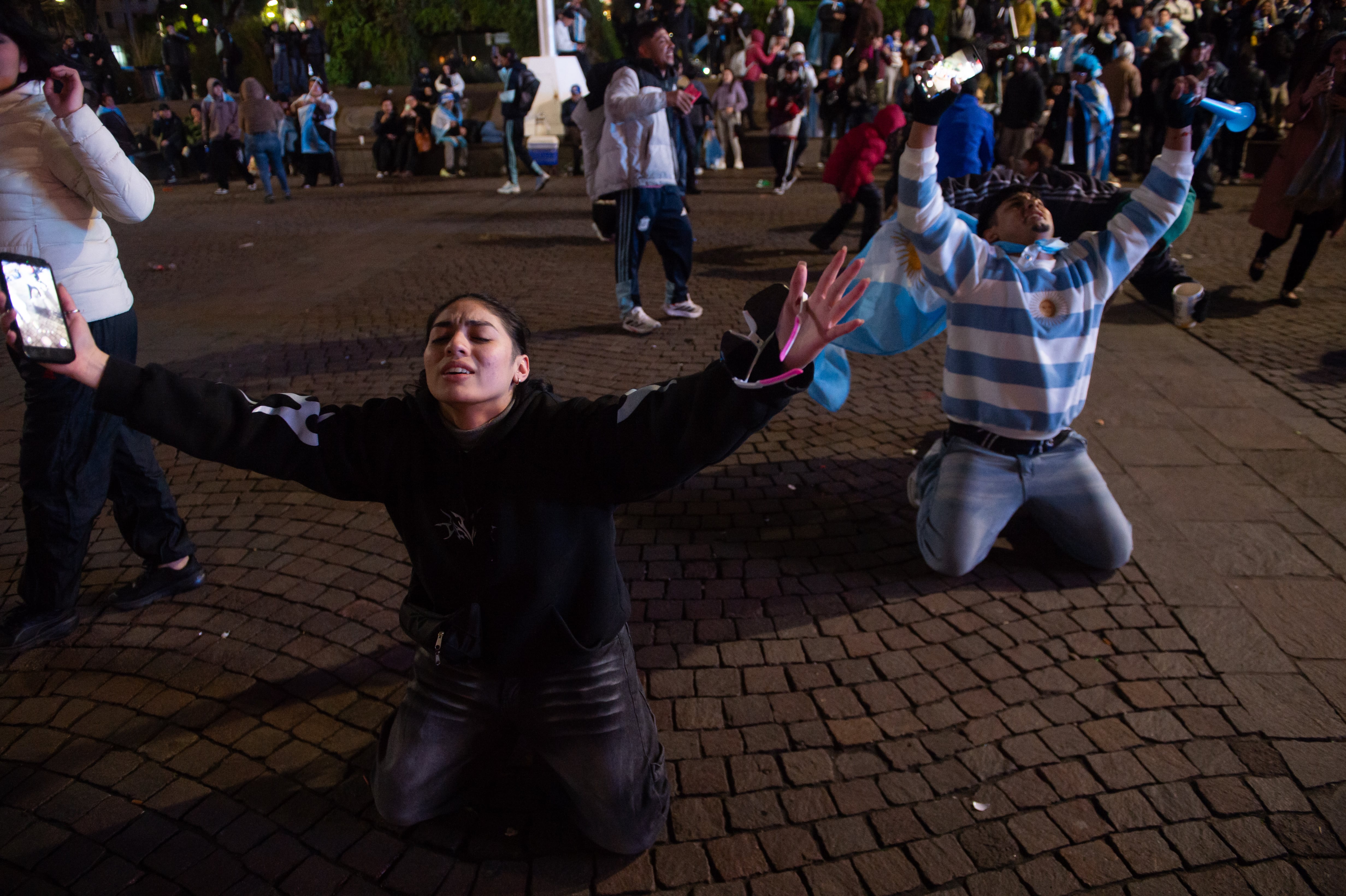 Los hinchas festejaron y agradecieron de rodillas el triunfo de la Selección argentina