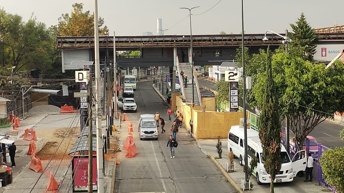 El paradero de Universidad y la Línea 3 del Metro de la Ciudad de México muestran el progreso de las obras de infraestructura, afectando el flujo vehicular y peatonal. (Luz Coello/ Infobae México)
