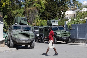 Integrantes de las Fuerzas Armadas de Haití custodian con carros blindados la oficina del Primer Ministro en Puerto Príncipe (Haití), en una fotografía de archivo. EFE/ Mentor David Lorens
