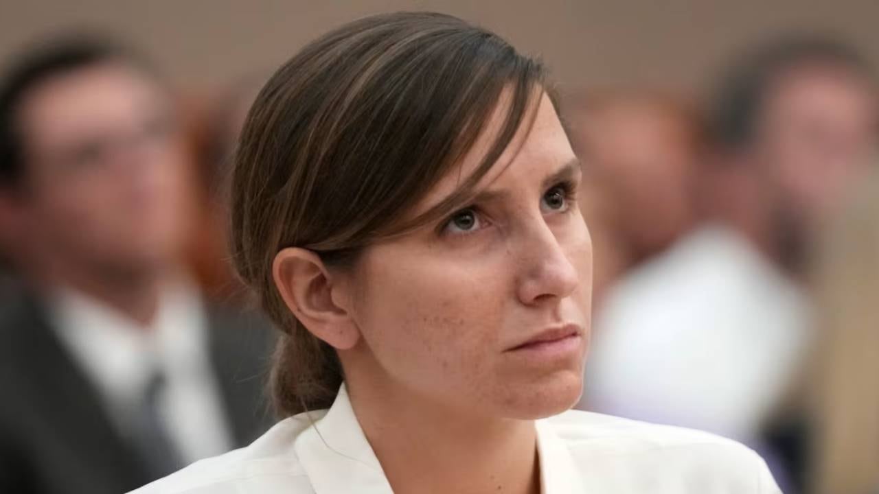 Kouri Richins mostrando una expresión reflexiva mientras observa atentamente el entorno.