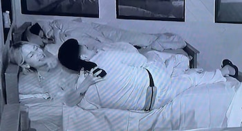 Ese Pérez se mete a la cama de Gema Garoa en La Casa de los Famosos México 2026 (Captura de pantalla)