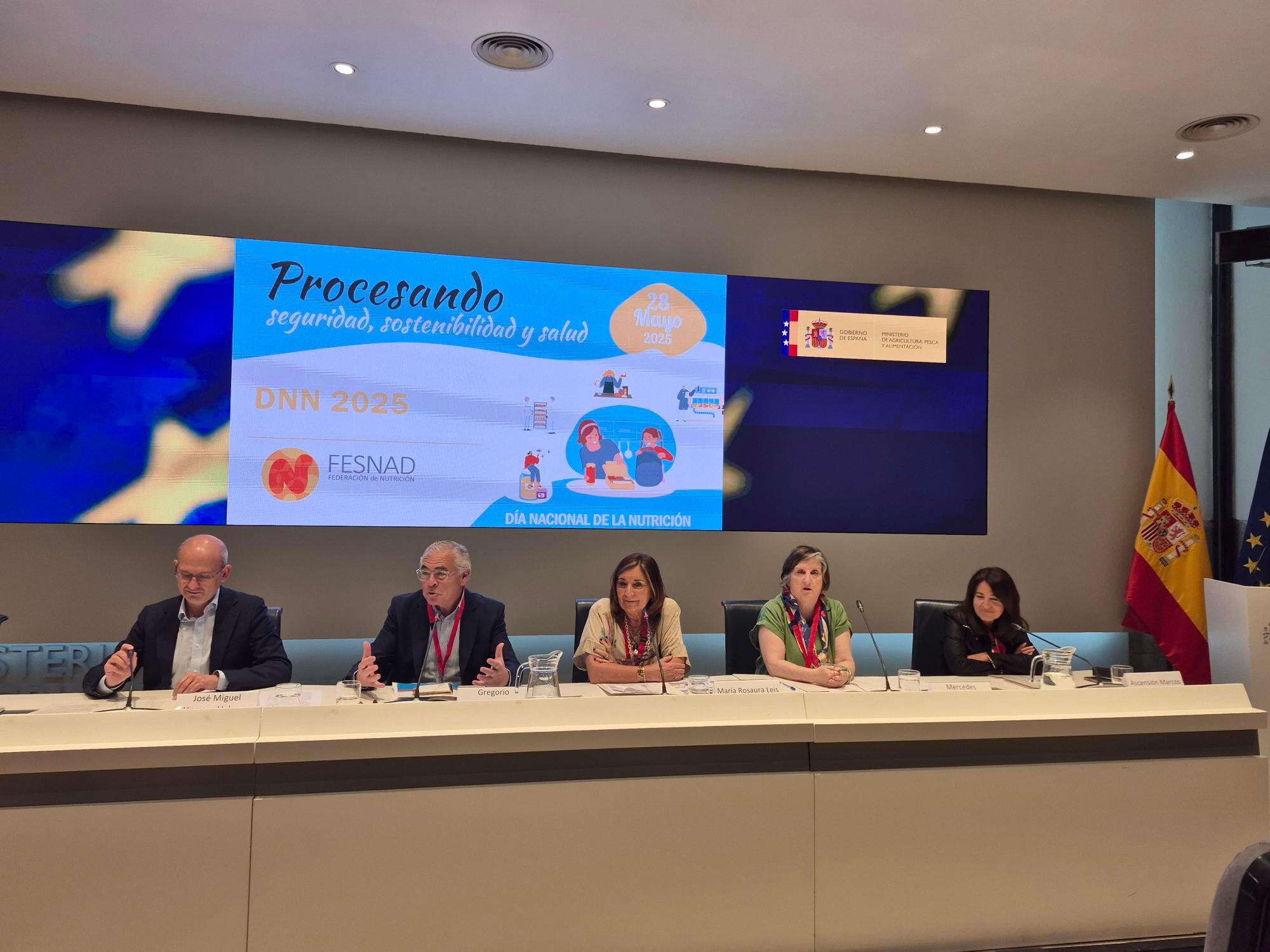 De izquierda a derecha: José Miguel Herrero, director general de Alimentación del MAPA; Gregorio Varela-Moreiras, presidente de FESNAD; Rosaura Leis, vicepresidenta de FESNAD; Mercedes López-Pardo, secretaria de FESNAD y Ascensión Marcos, vocal de FESNAD.