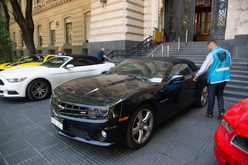 El Camaro negro tras la