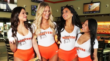 ¿Una película de Hooters? La famosa cadena de restaurantes llevará su insólita historia al cine