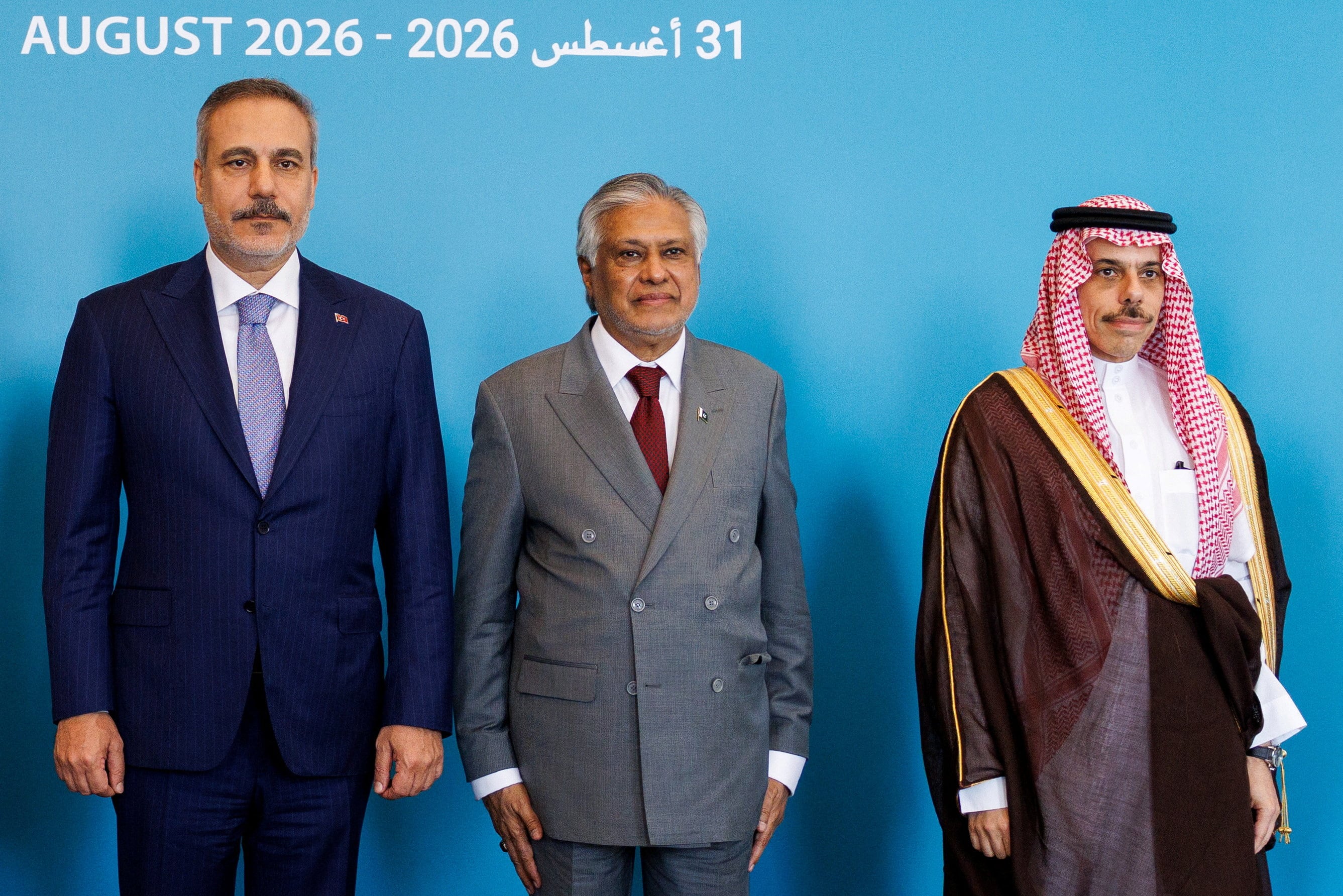 Los cancilleres Hakan Fidan (Turquía), Ishaq Dar (Pakistán) y el príncipe Faisal bin Farhan (Arabia Saudita), en la cumbre del Acuerdo de La Meca. (REUTERS/Murad Sezer)