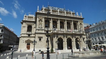 La Ópera de Budapest reabrió en marzo de 2022, luego de una intervención que se extendió durante casi cinco años (Wikimedia Commons)