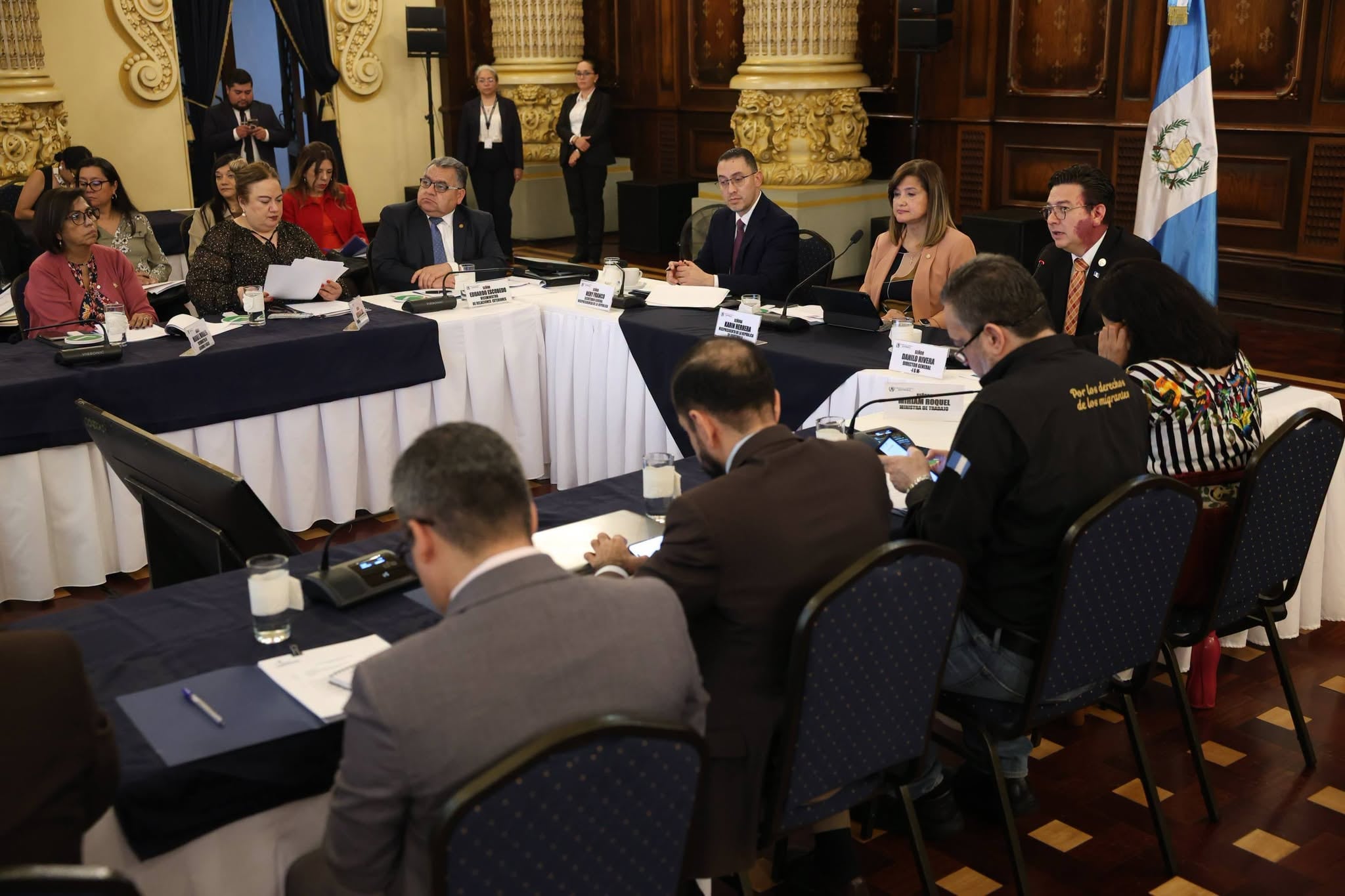La vicepresidenta de Guatemala, Karin Herrera, preside una reunión de autoridades gubernamentales dedicada a los derechos de los migrantes. (Vicepresidencia de la República de Guatemala)