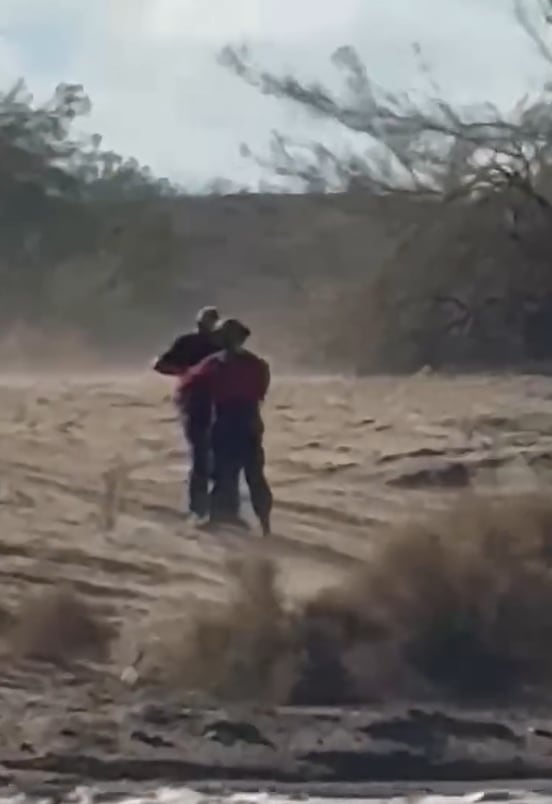 Personal de bomberos ya estaba apostado en la ribera antes de que el helicóptero completara la maniobra final (Maricopa County Sheriff