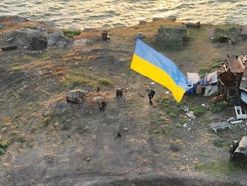 Miembros del servicio ucraniano instalan una bandera nacional en la Isla de las Serpientes, mientras continúa el ataque de Rusia a Ucrania, en la región de Odesa, Ucrania, en esta imagen publicada el 7 de julio de 2022. Servicio de prensa de las Fuerzas Armadas de Ucrania/Handout vía REUTERS