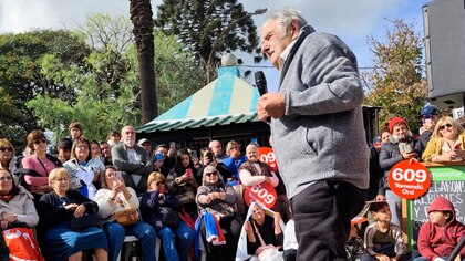 José Mujica conversó con vecinos en una plaza y dio detalles de su tratamiento contra el cáncer