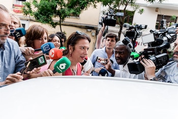 03/06/2025 La exconcejal socialista Leire Díez a su salida de la sede del PSOE en Ferraz, a 3 de junio de 2025, en Madrid (España). Leire Díez ha llegado este martes a la sede nacional del PSOE en la calle Ferraz para dar explicaciones tras el expediente informativo que le abrió la semana pasada la dirección del partido. Díez ha llegado en un vehículo pero ha entrado a pie por la puerta principal sin hacer declaraciones. La Secretaría de Organización de Santos Cerdán decidió iniciar el expediente --que no implicó medidas cautelares-- tras la publicación de un audio en el que ofreció pactos con la Fiscalía y la Abogacía del Estado a cambio de información comprometedora contra mandos de la UCO de la Guardia Civil.
POLITICA
Carlos Luján - Europa Press